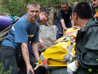 Хакасские спасатели доставили пострадавшего на Борусе туриста в больницу
