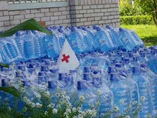  Красный Крест раздал в п.Майна 9 тысяч пятилитровых бутылок с питьевой водой