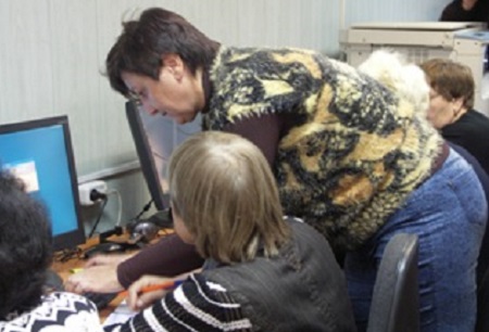 Пенсионеров Хакасии продолжают обучать компьютерной грамотности
