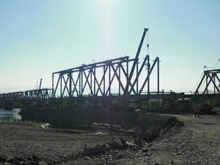 Движение по мосту через реку Абакан откроют в конце октября