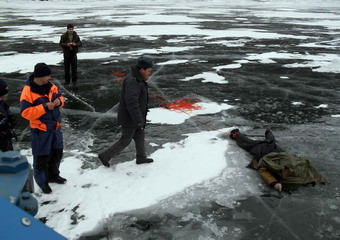 Черногорский рыбак ушел под лед вместе с автомобилем (фото с места ЧП)
