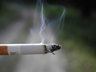 В России на пачках сигарет будут изображать рак легких