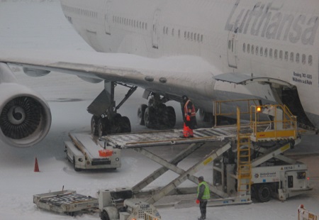 Из-за сильных снегопадов в Торонто отменили более 100 авиарейсов