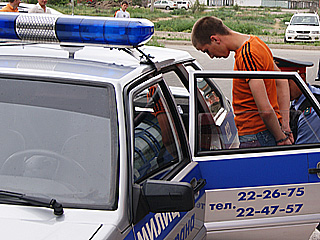 В Саяногорске наряд УВО задержал парней с марихуаной 