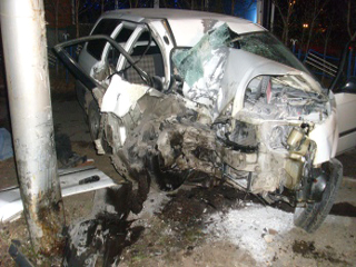  В Абакане водитель "Хонды" погиб, пассажирка изувечена