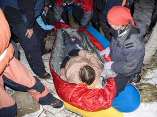 На Борусе альпинистка сломала ногу (фото спасоперации)
