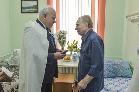 Фронтовику из Хакасии Валентину Полеву вручили юбилейную медаль в честь 70-летия Великой Победы