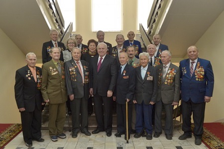 Глава Хакасии вручил юбилейные медали ветеранам войны