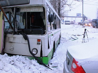 В Хакасии автобус врезался в забор - пострадала пассажирка
