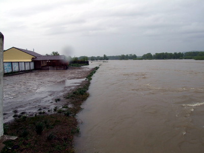 В населенных пунктах, пострадавших от паводка, продолжают укреплять дамбы