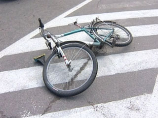 В Абакане велосипедист сбил женщину
