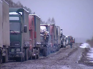 Под Красноярском скопилась огромная огромная пробка из грузовиков