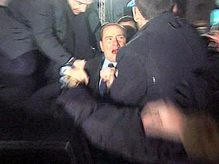 Итальянскому премьеру Берлускони сломали нос и разбили губы (фото)