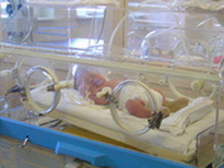 В Хакасии врач роддома отрицает свою вину в гибели новорожденного 