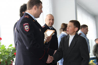 Школьника из Знаменки наградили полицейские за предотвращение тяжкого преступления