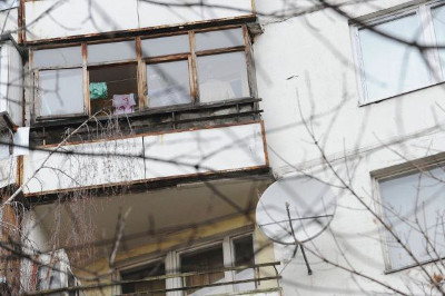 В Абакане 80-летняя пенсионерка выпала с балкона