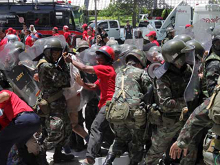 Войска штурмуют лагерь оппозиции в Бангкоке