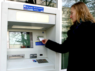 Банки обязали указывать комиссию на чеках банкоматов