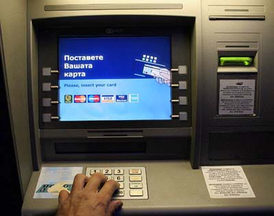 Со следующего года зарплату в России будут платить только по картам