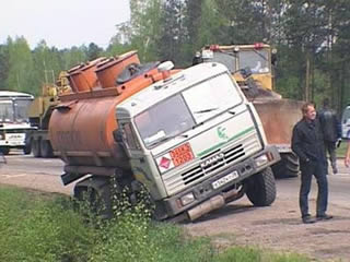 В Красноярском крае опрокинулся бензовоз