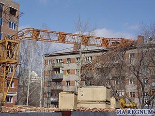 Сильный ветер повалил три башенных крана в Новосибирске