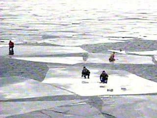 В Хакасии участковый спас со льдины троих рыбаков  