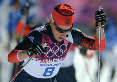 Лыжница Юстина Ковальчик становится победительницей индивидуальной гонки на ОИ