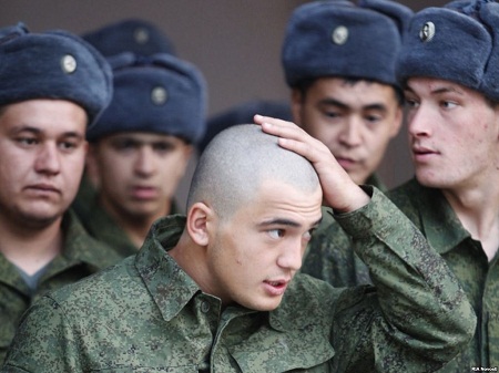В России уклонистам от армии запретят ездить за границу