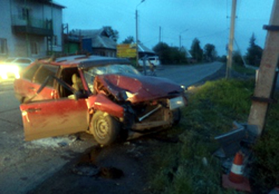 В Абакане автомобиль протаранил электроопору: четверо пострадавших