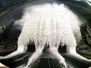 Майнская ГЭС начала холостые сбросы воды 