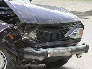 В Хакасии водитель погиб, врезавшись в дерево