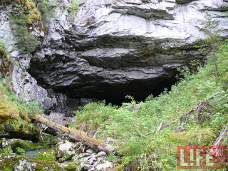 На границе Кузбасса и Хакасии найдена пещера со следами йети