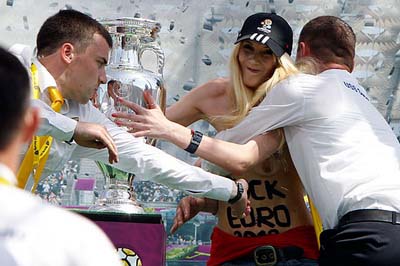Активистка FEMEN сбросила Кубок Euro-2012