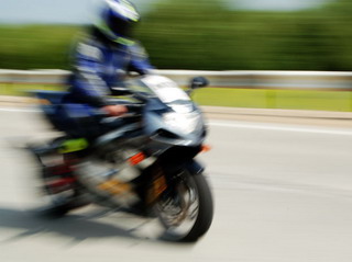 В Абакане мотоциклист, лишенный прав,  сбил пешехода