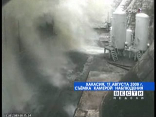 Съёмки с камер наблюдения в момент аварии на СШ ГЭС