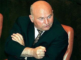 На добровольную отставку Лужков не согласен