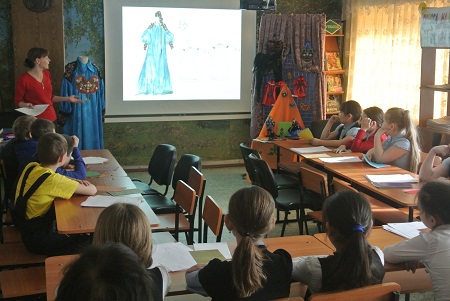 В Хакасии для детей провели лекцию о национальном костюме