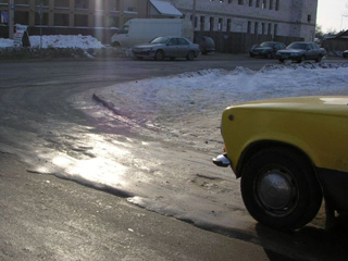 Выпавший в Хакасии мокрый снег превратил дороги в каток