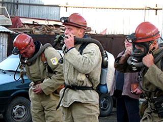 В шахту горноспасателей не пускает дым