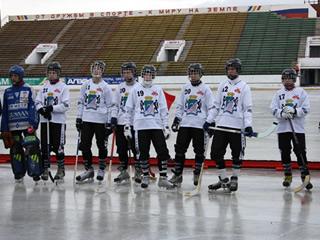 Турнир по хоккею памяти Вяткина открылся победой новосибирцев над командой из Черёмушек