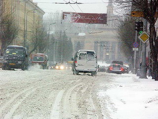 Сильный снегопад осложнил обстановку на дорогах Хакасии
