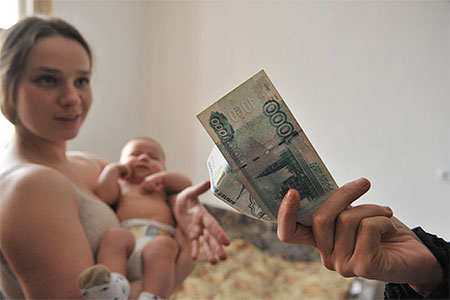 Вознаграждение приемным родителям в Хакасии станет больше на 2 тысячи рублей