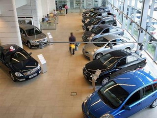 Продажи новых автомобилей в России упали на 54%