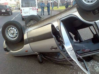В Абакане водитель опрокинул свое авто