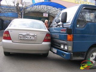 В Абакане участились наезды на припаркованные машины