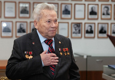 Сегодня состоятся похороны знаменитого оружейника Михаила Калашникова
