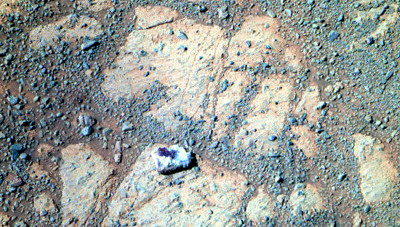 Рядом с марсоходом "Opportunity" из ниоткуда появился странный камень