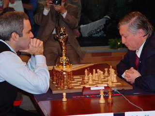 Каспаров выиграл у Карпова вторую партию суперматча