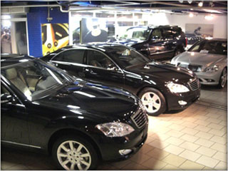 Продажи новых автомобилей в России сократились на 53 процента