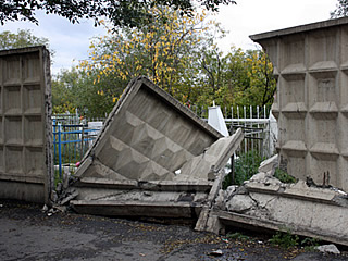 На абаканском кладбище неизвестный разрушил бетонную стену